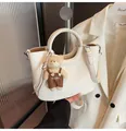 Witte litchi lederen handtas met gevlochten handvat en een schattige teddybeer hanger - Met Hanger / Broken Wit
