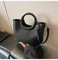Minimalistische zwarte lederen emmertas met een geweven rond handvat en riem - Zonder Hanger / Zwart