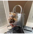 Sac seau argenté élégant avec pendentif ours en peluche et bandoulière fine - Avec Pendentif Ours / Argent