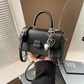 Petit sac carré noir en mélange de matières avec détails de charms cœur et clef - Avec Pendentif / Noir