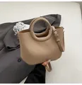 Chique beige lederen bucket bag met rond gevlochten handvat en een schouderriem - Zonder Hanger / Khaki
