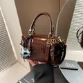 Borsa Boston marrone lucida con ciondolo a cavallo e rilievo per l'uso quotidiano - senza ciondolo / Marrone