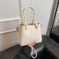Petit sac carré minimaliste blanc crème en cuir grainé avec poignée à nœud élégante - Sans pendentif / Blanc