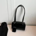 Borsa sottobraccio minimalista in pelle verniciata nera con un piccolo borsellino - Nero