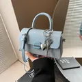 Petit sac carré bleu ciel avec texture tissée et pendentif cœur argenté élégant - Avec Pendentif / Bleu
