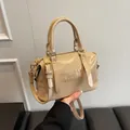 Borsa Boston beige in vernice con scritte a rilievo e finiture metalliche dorate - senza ciondolo / Kaki