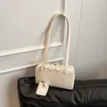 Elegante borsa sottobraccio beige con mini portamonete e chiusura con zip liscia - Bianco