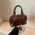 Borsa Boston da donna minimalista marrone scuro in pelle lucida grande capacità - senza ciondolo / Marrone