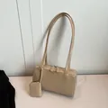 Borsa minimalista color albicocca in pelle verniciata con pochette coordinata - Cachi