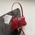 Elegante bolso de charol rojo con hebilla de corazón plateada y pliegues en blazer gris - Talla única / Rojo