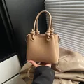 Sac seau camel motif litchi avec poignée nouée et bandoulière amovible - Sans pendentif / Kaki