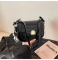 Sac selle noir embossé crocodile avec ferrures dorées et breloque cheval - Avec Pendentif / Noir - Avec Pendentif Cheval