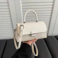 Sac bandoulière chic crème avec design à rabat bicolore et poignée supérieure - Sans pendentif / Blanc