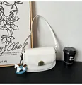 Sacoche blanche en similicuir avec rabat à motif crocodile et boucle métallique - Avec Pendentif / Blanc - Avec Pendentif Cheval