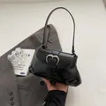 Bolso de hombro vintage negro brillante con hebilla de corazón plateada y acabado de cuero - Talla única / Negro
