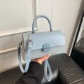 Petit sac bleu clair avec texture tissée, rabat en cuir lisse et poignée ronde - Sans pendentif / Bleu