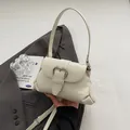 Bolso de hombro beige elegante con hebilla de corazón plateada y correa ajustable - Talla única / Blanco Roto