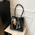 Bolso tote negro brillante con colgante de oso de peluche y detalle de borla - Con Colgante / Negro