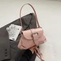 Bolso de mano en charol rosa claro con hebilla de corazón plateada y diseño plisado - Talla única / Rosa