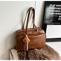 Détail du sac Boston marron rétro avec charm chien en peluche et doubles fermetures - Avec Pendentif / Marron