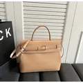 Bolso de mano color camello con asa curva y correa ajustable para el hombro - Talla única / Caqui