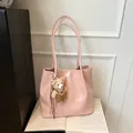 Bolso tote de cuero sintético rosa con colgante de osito sobre fondo de libro minimalista - Con Colgante / Rosa