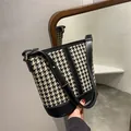 Klassische Hahnentritt-Beuteltasche mit schwarzen Lederdetails und eleganter Kontrastnaht - Einheitsgröße / Schwarz