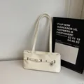 Minimalistische cremeweiße glänzende Schultertasche mit silbernem Herzanhänger für Damen - Einheitsgröße / Gebrochenes Weiß