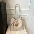 Bolso tote chic de cuero suave beige con amuleto de oso de peluche y borla trenzada - Con Colgante / Albaricoque