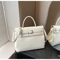 Bolso maletín minimalista blanco crema con hebilla dorada y correa ajustable - Talla única / Blanco Roto