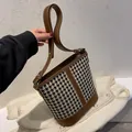 Bucket-Bag aus braunem Leder und Hahnentrittmuster mit verstellbarem Schultergurt - Einheitsgröße / Kaffeebraun