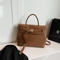 Bolso tote vintage de cuero marrón con hebilla dorada y correa ajustable - Talla única / café