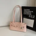 Glänzende hellrosa Baguette-Tasche mit Herzanhänger und Schultergurt für Damen - Einheitsgröße / Rosa