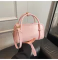 Vue détaillée du sac à main en PU rose avec poignées cylindriques et ferrures dorées - Sans pendentif / Rose