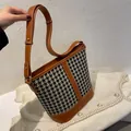 Braune Leder- und Hahnentritt-Eimertasche mit elegantem Umhängeriemen für Damen - Einheitsgröße / Braun