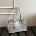 Ασημί τσάντα tote από ανάγλυφο δέρμα με μενταγιόν καρδιά και μεταλλικό κλείδωμα - Με Κρεμαστό / Ασημί