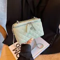 Sac bandoulière vert menthe matelassé avec motif losanges et breloque fleur de camélia - Grand / Vert menthe