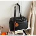 Grand sac Boston noir à texture vintage avec longues poignées et charm de chiot - Avec Pendentif / Noir