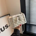 Petit sac blanc en similicuir matelassé avec bandoulière chaîne et zip à fleurs - Grand / Blanc
