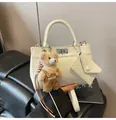 Sac à main crème rétro avec fermoir argenté, pochette assortie et charm ours en peluche - Avec Pendentif / Blanc