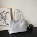 Κομψή ασημένια τσάντα tote από δέρμα με μοτίβο litchi και μεταλλική αγκράφα - Χωρίς μενταγιόν / Ασημί