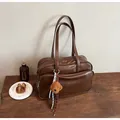 Sac à main Boston vintage en cuir marron avec un joli pendentif caniche en peluche - Avec Pendentif / Marron