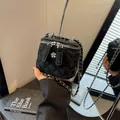 Mini sac matelassé noir chic avec breloque camélia argentée et bandoulière chaîne - Grand / Noir