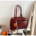 Sac Boston vintage rouge foncé en similicuir avec charm peluche et foulard en soie - Avec Pendentif / Bordeaux