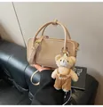 Sac à main carré beige minimaliste avec charm d'ours et bandoulière réglable - Avec Pendentif / Abricot