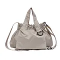 Bolso tote plisado beige de nailon con herrajes negros y correa ajustable al hombro - Pequeño / Blanco Roto