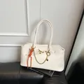 Sac fourre-tout rectangulaire crème avec chaîne dorée et détail de sangle orange tressée - Avec Pendentif / Blanc