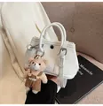 Sac à main blanc en cuir grainé avec charm ours et accessoires en métal argenté - Avec Pendentif / Blanc