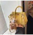 Sac à main en cuir jaune grainé avec un charm ours en peluche et bandoulière - Avec Pendentif / Jaune