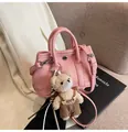 Mini sac rose grainé avec garnitures argentées et charmant petit ours en peluche - Avec Pendentif / Rose
